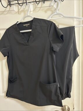 Scrubletics Women's Black V-Neck Scrub sets S/P